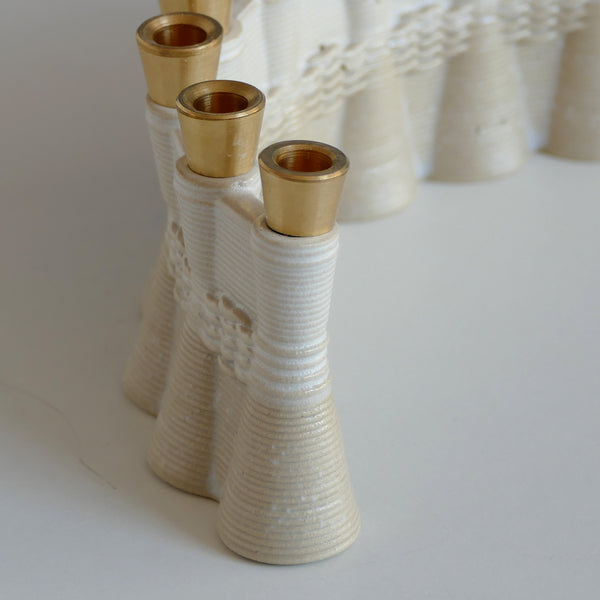 Early Bird Contemporary Judaica Chanukah gift - Hanukkah Menorah - 3D Printed Clay - Wavy in Off - White and Beige חנוכיה מקרמיקה בהדפסת תלת מימד, עיצוב ישראלי עכשוי, מיוצרת בסדרות קטנות בעסק קטן בתל אביב
