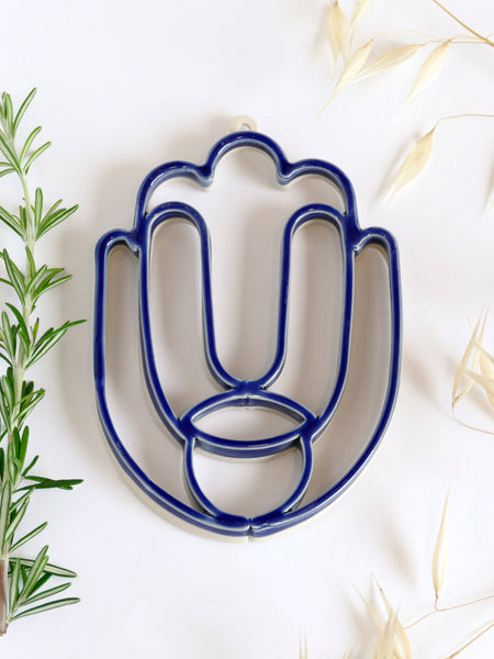 An original fusion of geometric design and Op Art inspiration, this modern Hamsa wall décor is crafted using innovative clay 3D printing technology. Lightweight and refined, it combines timeless symbolism with contemporary craftsmanship.