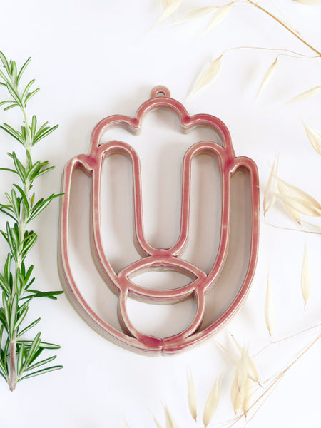 An original fusion of geometric design and Op Art inspiration, this modern Hamsa wall décor is crafted using innovative clay 3D printing technology. Lightweight and refined, it combines timeless symbolism with contemporary craftsmanship.