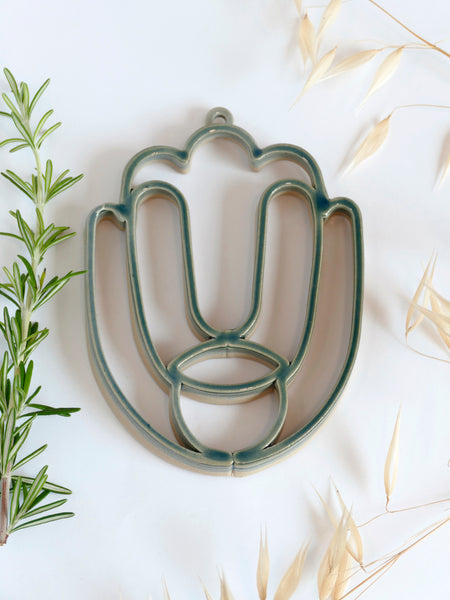 An original fusion of geometric design and Op Art inspiration, this modern Hamsa wall décor is crafted using innovative clay 3D printing technology. Lightweight and refined, it combines timeless symbolism with contemporary craftsmanship.