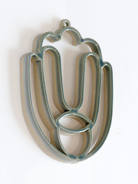 An original fusion of geometric design and Op Art inspiration, this modern Hamsa wall décor is crafted using innovative clay 3D printing technology. Lightweight and refined, it combines timeless symbolism with contemporary craftsmanship.