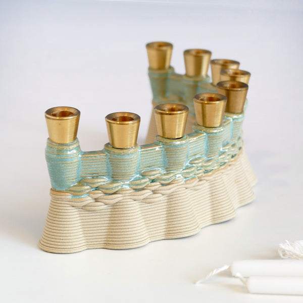 This contemporary Hanukkah Menorah features an arc shape with a delicate weaving pattern, created using a unique method with a clay 3D printer. Its gentle details and modest proportions make it look like a modern jewel. חנוכיה מקרמיקה בהדפסת תלת מימד, מכירת סאמפלים - שניים במחיר אחד