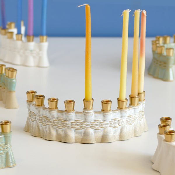 This contemporary Hanukkah Menorah features an arc shape with a delicate weaving pattern, created using a unique method with a clay 3D printer. Its gentle details and modest proportions make it look like a modern jewel. חנוכיה מקרמיקה בהדפסת תלת מימד, מכירת סאמפלים - שניים במחיר אחד