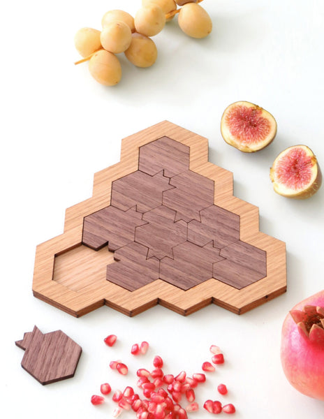 Pomegranate and honeycomb shaped puzzle